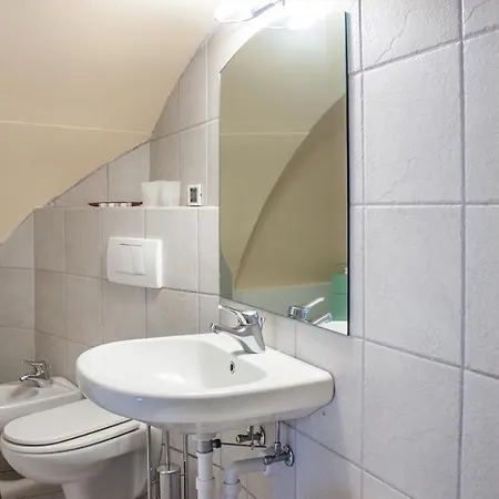 Apartment Paradise At The Pier Of - The House Of Travelers Brienno
